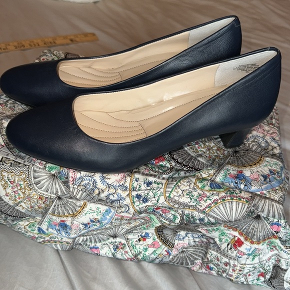 Easy Spirit Navy Leather Rounded Toe Pumps. 1.75” Heel. Size 8 - Picture 5 of 10